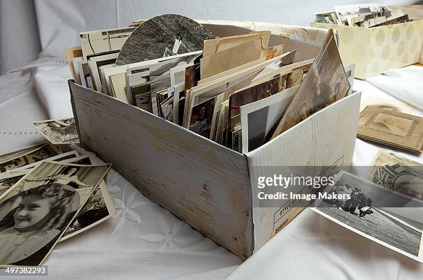 shoe box of old family photographs - nostalgie photos et images de collection