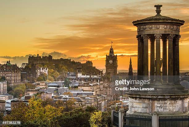 edinburgh cityscape sunset - edinburgh scotland stockfoto's en -beelden