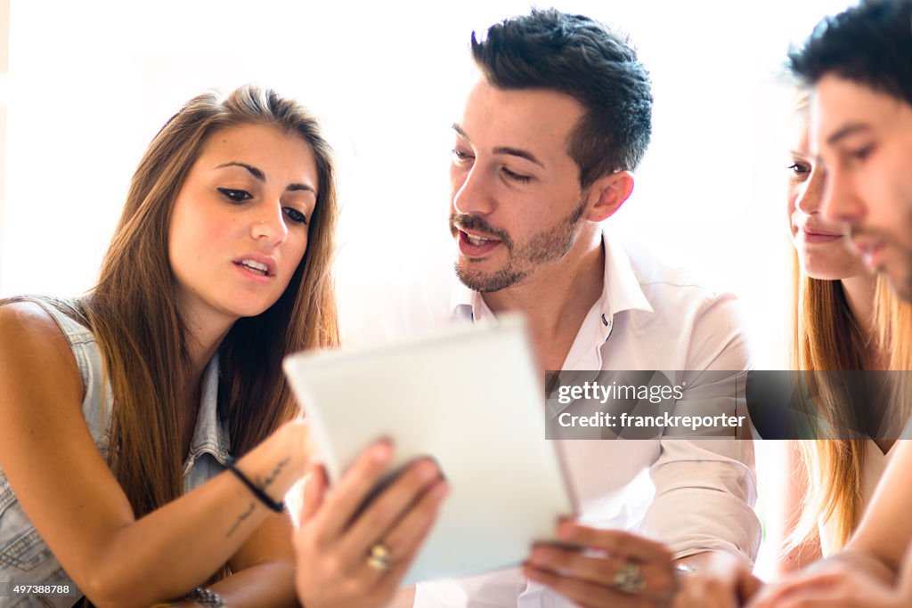 Gruppe von Menschen, die mit einem tablet