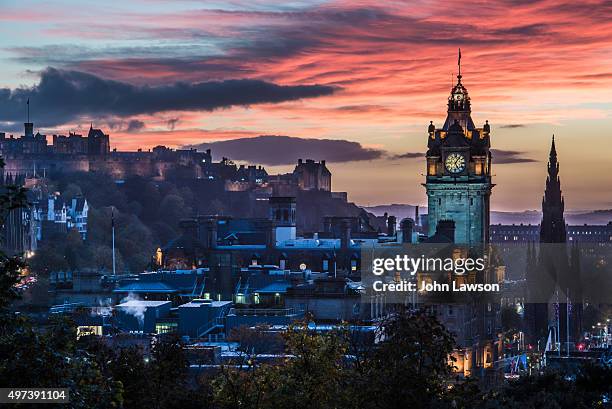 colourful autumn sunset over edinburgh, scotland - edinburgh scotland autumn stock pictures, royalty-free photos & images