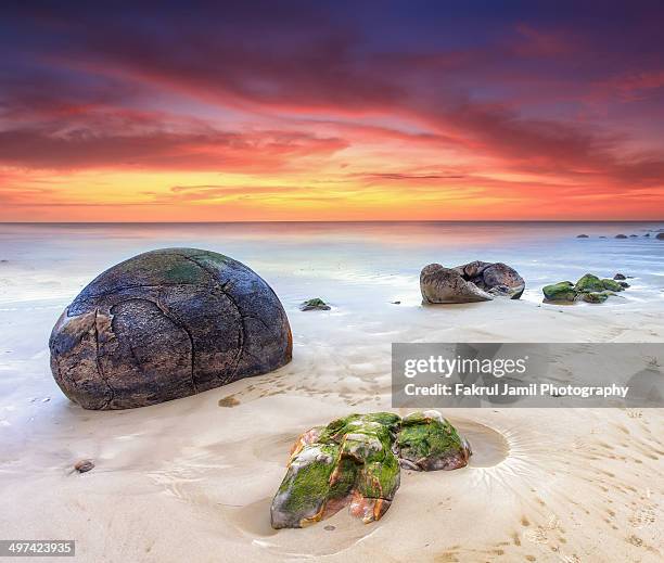 moeraki boulders epic sunrise - moeraki boulders ストックフォトと画像