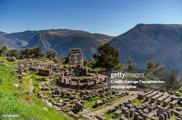 tholos of athena pronaia from above - delfi foto e immagini stock