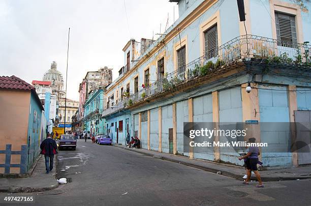 havana back-street. - capitolio stockfoto's en -beelden