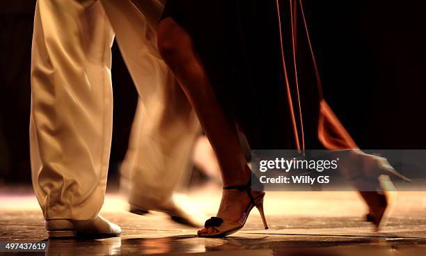 tango pose - tango ストックフォトと画像