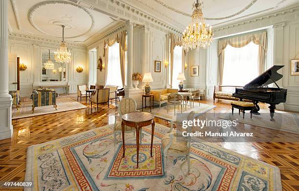 the lounge of royal family in magdalena palace - peace palace stock-fotos und bilder