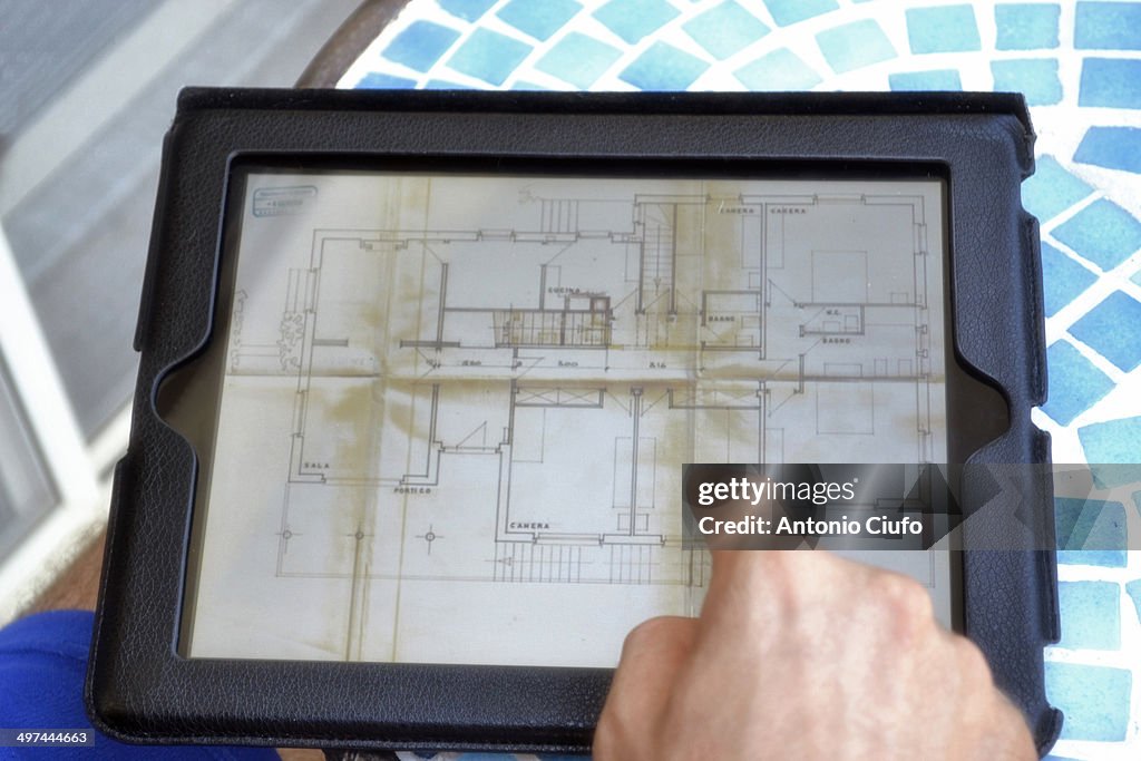 Man explains the project of a house on the tablet