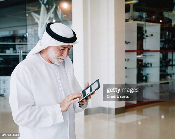 senior hombre con cellphone árabe - arab old man fotografías e imágenes de stock