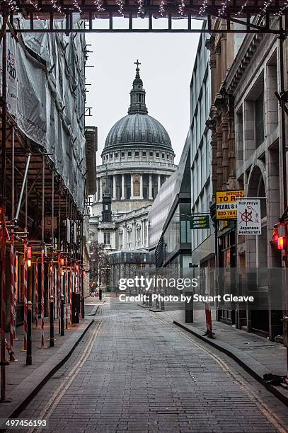 deserted street leading to st pauls cathedral - st pauls cathedral london - fotografias e filmes do acervo