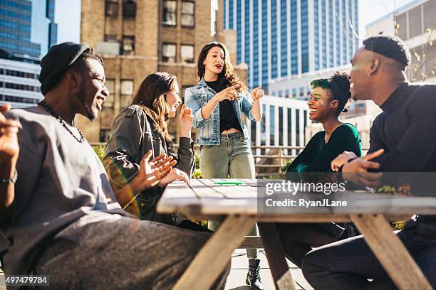 amigos divirtiéndose en la última planta - new york personas fotografías e imágenes de stock