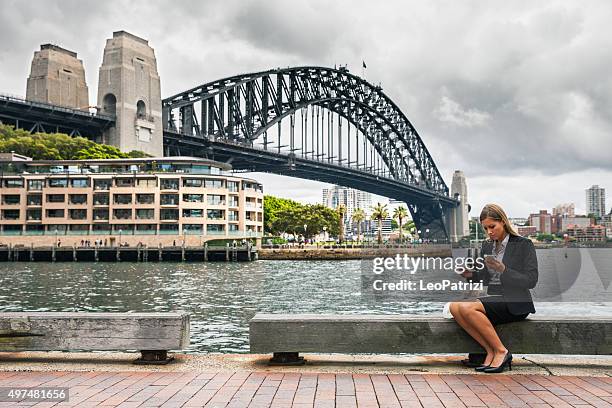 erwachsenen geschäftsfrau, die eine pause essen salat in sydney - long weekend australia stock-fotos und bilder