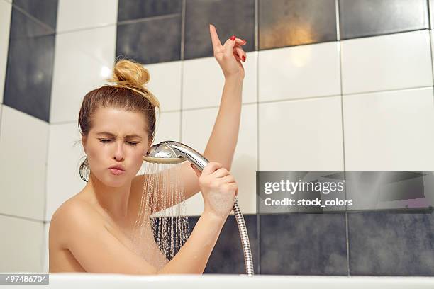desfrute de um engraçado banho - woman shower bath imagens e fotografias de stock