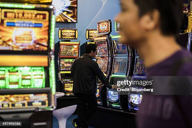Standing Slot Machine 109 Slot Machine Stands Stock Photos, High-Res Pictures, and Images ...