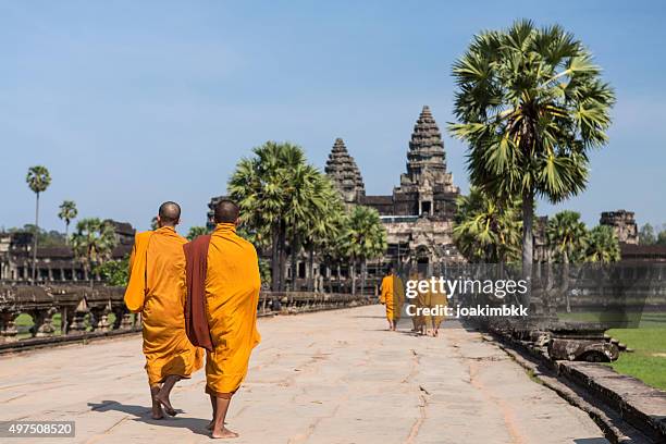 gruppo di monaci buddisti a piedi nel angkor wat, cambogia - angkor wat foto e immagini stock