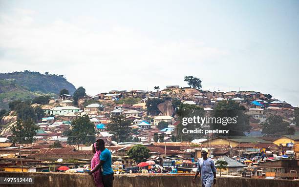 afrikanische stadt. abuja, nigeria. - abuja stock-fotos und bilder