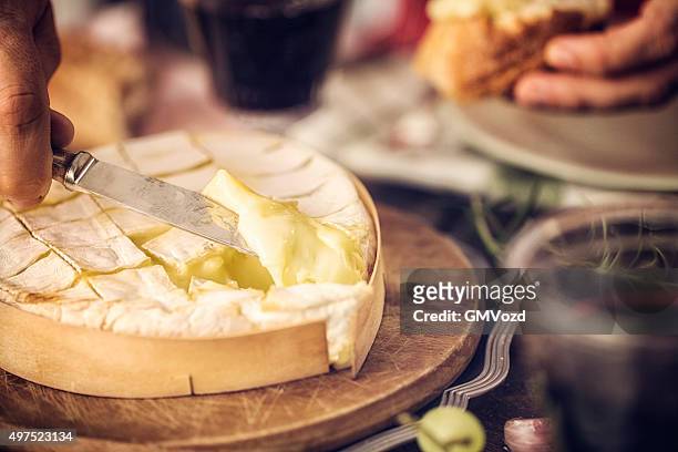 焼きたてのパン、カマンベールチーズチーズ、ガーリックとローズマリー - ブリーチーズ ストックフォトと画像
