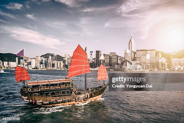 junk boat in victoria harbour - hong kong harbour stock pictures, royalty-free photos & images