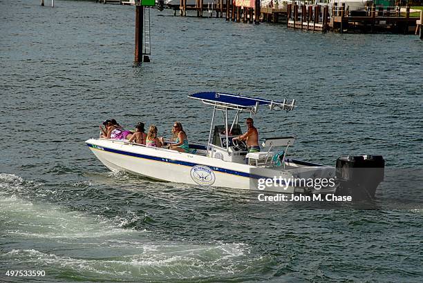 recreational boaters enjoy an afternoon on the water - atlantic intracoastal waterway stock pictures, royalty-free photos & images