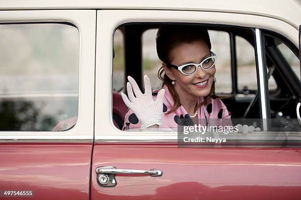 femme portret vintage dans une vieille voiture - waving hands goodbye photos et images de collection