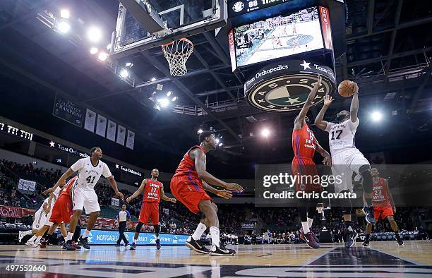 Jonathon Simmons of the Austin Spurs shoots the ball against the Grand Rapids Drive at the Cedar Park Center on November 17, 2015 in Cedar Park,...