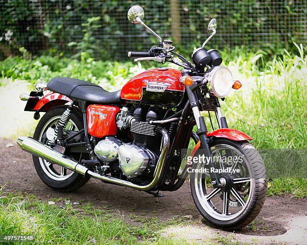 retro-style 2012 triumph bonneville motorcycle - triumph motorcycle stockfoto's en -beelden