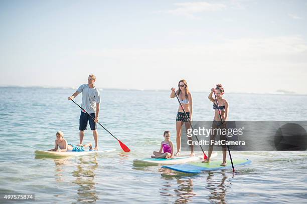 stand up paddle boarding in hawaii - paddleboarding team stock pictures, royalty-free photos & images