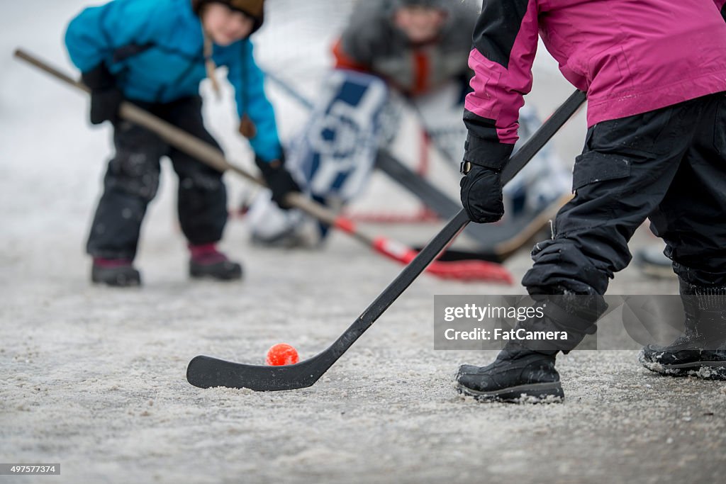 Bambini giocando Hockey su strada