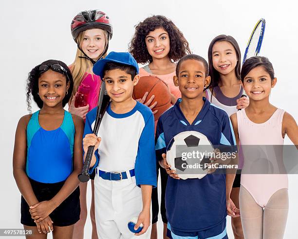 enfants et à leurs passe-temps - casque de baseball photos et images de collection