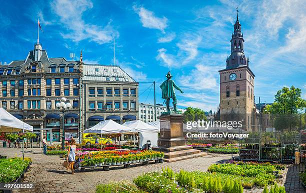 oslo donna cammina attraverso il mercato dei fiori in piazza stortovet norvegia - oslo foto e immagini stock