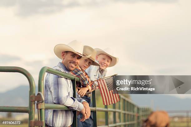 oeste americano rapazes coberto segurando bandeira dos eua - cowboy hat imagens e fotografias de stock