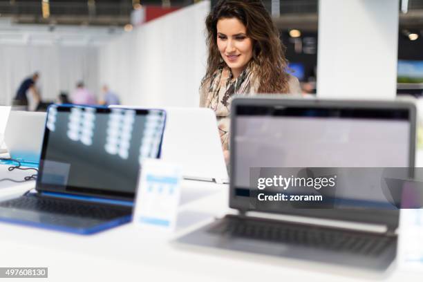 choosing laptop - computer store stockfoto's en -beelden