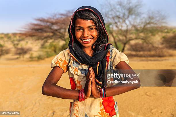 namaste! porträt von glücklich indischen mädchen in der wüste village, indien - india stock-fotos und bilder