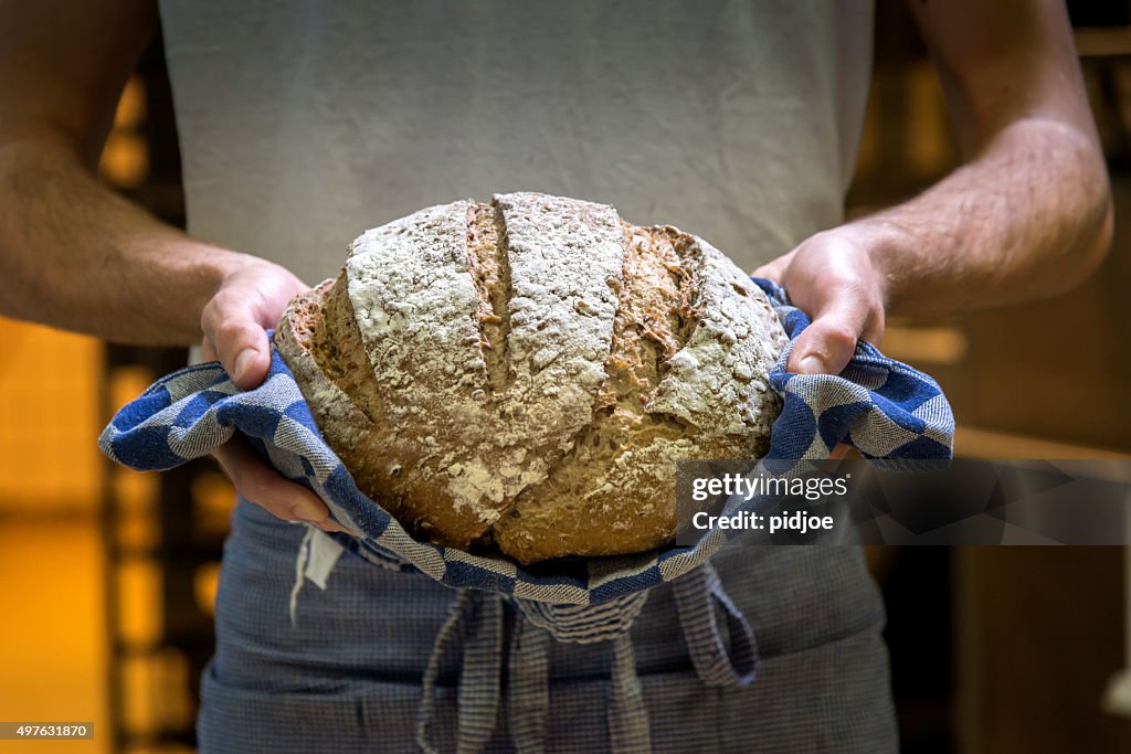 Baker mit frischen, warme Brot.