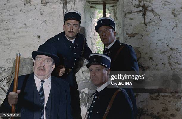 Pierre Tornade, to the left, in a scene of "The Bailiff", television film realized by Pierre Tchernia according to the piece of news of Marcel Aymé