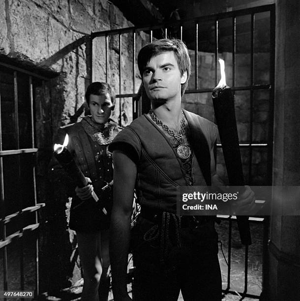 In the set of a corridor of prison, Jean Claude Drouot on the shooting of the episode "I king!" Of the fourth series of the serial "Thierry La Fronde"