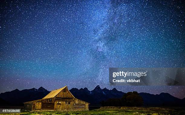 star filled night over mormon row barn gtnp - grand teton national park stockfoto's en -beelden