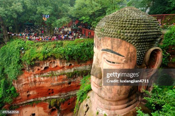 gran buda de leshan 06 - budismo fotografías e imágenes de stock