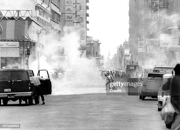 Photo datée octobre 1972 de l'affrontement entre grévistes opposés à la politique du président Salvador Allende et partisans de l'Union Populaire qui...