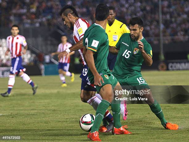 Dario Lezcano of Paraguay fights for the ball with Alejandro Chumacero and Danny Bejarano of Bolivia during a match between Paraguay and Bolivia as...