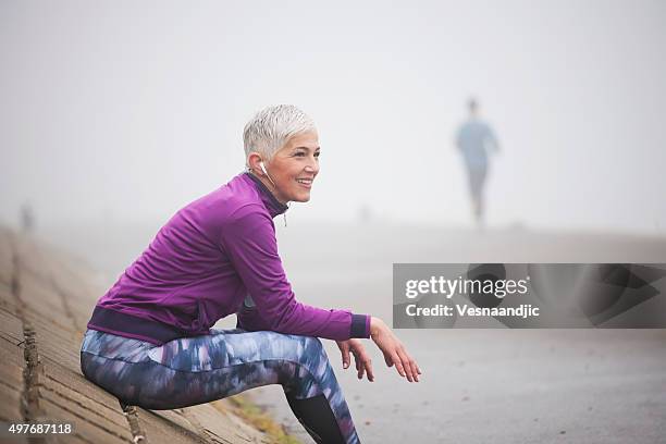 morning jogging - training copy space stockfoto's en -beelden