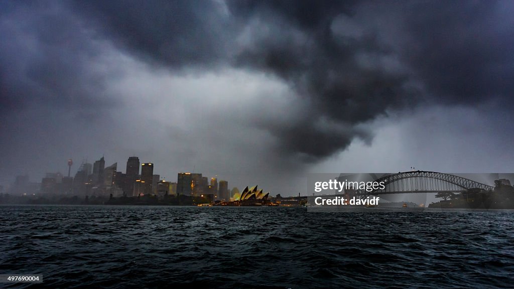 Skyline di Sydney Harbour tempesta