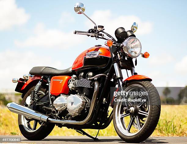 triumph bonneville 2012 model retro-styled motorbike on country road - triumph motorcycle stockfoto's en -beelden