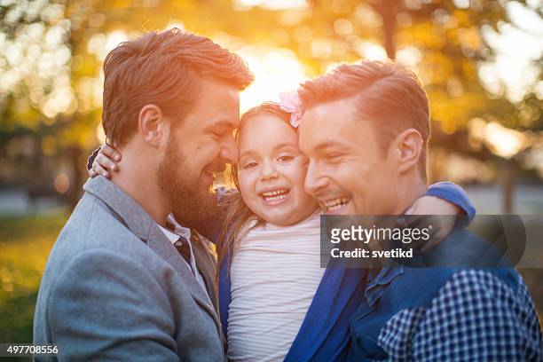 gay genitori con figlia - surrogato foto e immagini stock