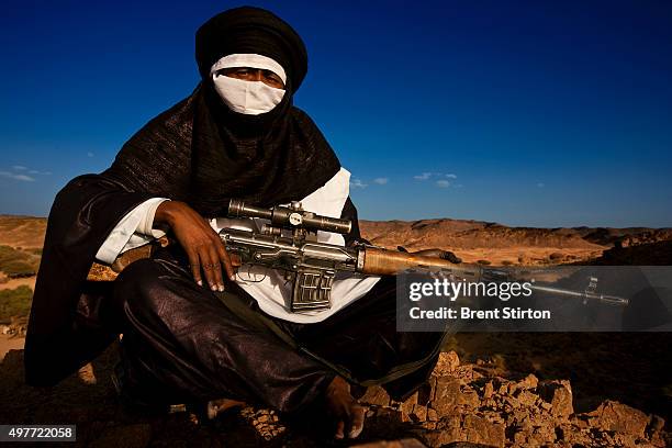 мужчина с оружием в пустыне