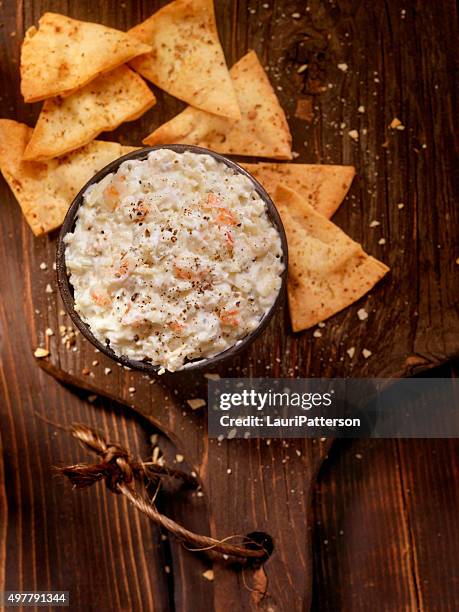 cangrejo crema dip con papas horneadas pita - salsa espesa fotografías e imágenes de stock