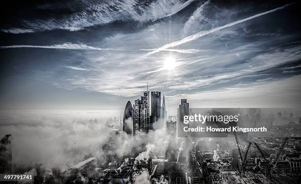 london city kooking south in fog and sunshine - flare stockfoto's en -beelden