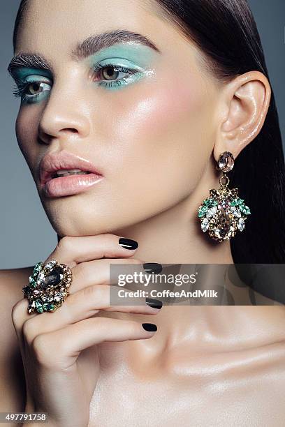 elegant girl advertising jewelry - jewellery model stockfoto's en -beelden