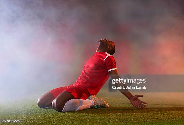 football ecstasy - rode korte broek stockfoto's en -beelden