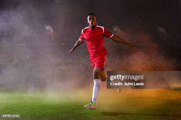 football match celebration - joueur de football photos et images de collection
