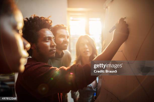 grupo de gente de negocios analizar un gráfico en la oficina. - solucion fotografías e imágenes de stock