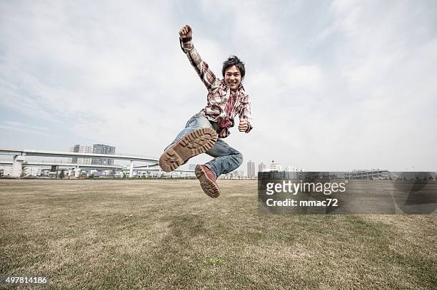 crazy giapponese ragazzo saltare in avanti di donna sorpresa - karate foto e immagini stock